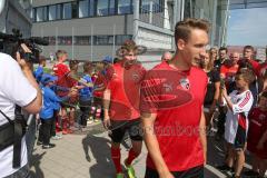 3. Fußball-Liga - Saison 2019/2020 - FC Ingolstadt 04 -  Trainingsauftakt - Die Spieler betreten das Trainingsgelände - Foto: Meyer Jürgen