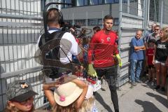 3. Fußball-Liga - Saison 2019/2020 - FC Ingolstadt 04 -  Trainingsauftakt - Torwart Fabijan Buntic (24 FCI)  betritt das Trainingsgelände - Foto: Meyer Jürgen