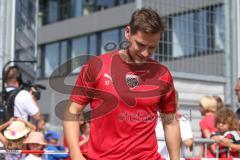 3. Fußball-Liga - Saison 2019/2020 - FC Ingolstadt 04 -  Trainingsauftakt - Michael Heinloth (17 FCI)  betritt das Trainingsgelände - Foto: Meyer Jürgen