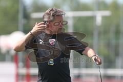 3. Fußball-Liga - Saison 2019/2020 - FC Ingolstadt 04 -  Trainingsauftakt - Cheftrainer Jeff Saibene (FCI) gibt Anweisungen - Foto: Meyer Jürgen