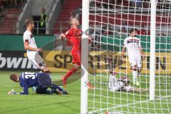 DFB Pokal - Fußball - FC Ingolstadt 04 - 1. FC Nürnberg - Tor Cance verpasst, Maximilian Beister (10, FCI) ärgert sich, Torwart Lukse Andreas (1. FCN, 30)