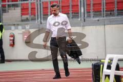 Relegation - 1. FC Nürnberg - FC Ingolstadt 04 - Cheftrainer Tomas Oral (FCI) kommt auf den Platz vor dem Spiel