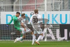 3. Liga - FC Ingolstadt 04 - SpVgg Unterhaching - Torwart Fabijan Buntic (24, FCI) rettet vor Stierlin Niclas (26 SpVgg) Marseiler Luca (30 SpVgg)
