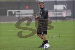 3. Fußball-Liga - Saison 2020/2021 - FC Ingolstadt 04 - Trainingsauftakt - Chef-Trainer Tomas Oral (FCI) sieht auf die Uhr - Foto: Meyer Jürgen
