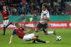 EM-Qualifikation - Fußball - Länderspiel - U21 - Deutschland - Norwegen - Luca Waldschmidt von Deutschland wird von Andreas Hanche-Olsen von Norwegen zu Boden gebracht