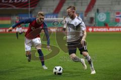 EM-Qualifikation - Fußball - Länderspiel - U21 - Deutschland - Norwegen - Cedric Teuchert von Deutschland Martin Ödegaard von Norwegen