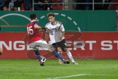EM-Qualifikation - Fußball - Länderspiel - U21 - Deutschland - Norwegen - Look Saa Nicholas Mickelson von Norwegen Luca Waldschmidt von Deutschland