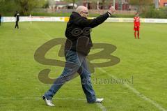 Landesliga SV Manching - TSG Thannhausen  - Trainer Uwe Neunsinger freut sich über das Tor von Giordano Antonio - Foto: Jürgen Meyer