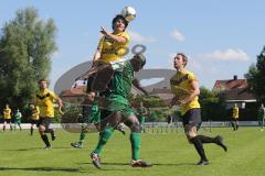 Landesliga Südwest - SV Manching - TSV Ottobeuren - mitte Stive Hogmeni wird von der Abwehr abgeschirmt