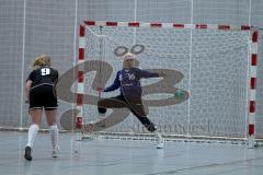Handball Landesliga Damen HG Ingolstadt-Walkenhofen Keine Chance fr Karolin Diesner beim Strafwurf Foto: Juergen Meyer