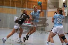Handball Damen - HG Ingolstadt - HSG Würm Mitte - HintenMelanie Pöschmann kann sich lösen und wirft den Ball zu Lisa Günther