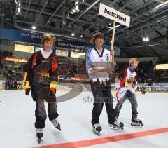 Inline Hockey-WM in Ingolstadt - Eröffnungsspiel - Deutschland gegen Slowenien 7:5 - Präsentation der ERC Jugend derdeutschen Trikots für die WM links und rechts