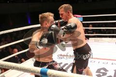 2. Gladiators Fight Night - Promikampf für guten Zweck - Karl Ettinger (FDP) (rechts) gegen Karl Straub (CSU), Sieger Karl Ettinger nach Punkte