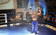 Kickboxen Weltmeisterschaft Titelverteidigung Johannes Wolf gegen Sunny The Hitman Hira im Stadttheater Ingolstadt - Champagner Dusche für Wolf