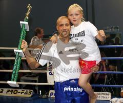 Kickboxen - Gala - Abschiedskampf Jens Lintow - EM Johannes Wolf - Jens Lintow nach seinem letzten Kampf gegen Siklodi Jozsef mit Tochter Miriam