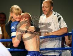 Kickboxen - Gala - Abschiedskampf Jens Lintow - EM Johannes Wolf gegen Nabil MAJOUBI wird von Judith Lintow umarmt. rechts Jens Lintow wurde genäht