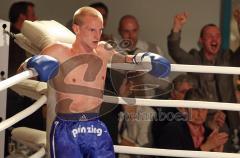 Kickboxen - Gala - Abschiedskampf Jens Lintow - EM Johannes Wolf gegen Nabil MAJOUBI - Der Franzose wird angezählt und der Ringrichter bricht ab