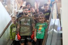 Kickboxen - K1 - Plaza Fights - Europameisterschaft K1 Jan Szajko (Ingolstadt Kickboxtempel) vor dem Kampf mit Totts Tarik (Genua), Einmarsch mit Kindern