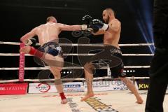 Steko´s Fight Night - ran Boxen - Hauptkampf - WKU Weltmeisterschaft Thaiboxen K1 bis 76 kg - Titelverteidiger David Dardan Morina (Ingolstadt) gegen Sean Campbell (Schottland) links