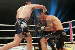 Steko´s Fight Night - ran Boxen - Hauptkampf - WKU Weltmeisterschaft Thaiboxen K1 bis 76 kg - Titelverteidiger David Dardan Morina (Ingolstadt) gegen Sean Campbell (Schottland) links