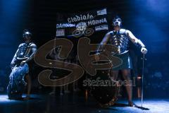 Stekos Fight Night 2018 - Kickboxen - Weltmeisterschaft - WKU Weltmeisterschaft Thaiboxen bis 76 kg, David Dardan Morina (GER) gegen Christian Guiderdone (ITA), Punktsieger Morina, Einmarsch Morina mit seinen Gladiatoren