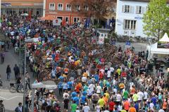 ODLO Halbmarathon Ingolstadt 2016 - Start auf der Konrad-Adenauer Brücke - Blick Richtung Innenstadt - Foto: Jürgen Meyer