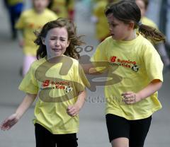 Halbmarathon - KidsRun - Im Zieleinlauf zusammenhelfen und beissen!!