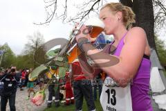 Halbmarathon in Ingolstadt 2013 - Emotionen im Ziel Freude Erschöpfung, die Siegerin Felicity Milton - 1:23:32