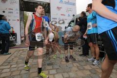 Halbmarathon in Ingolstadt 2013 - Emotionen im Ziel Freude Erschöpfung