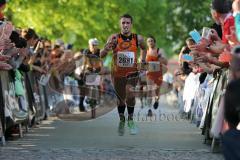 Halbmarathon Ingolstadt 2014 - Dritter (2681) Markus Stöhr und (3) Heiko Middelhof laufen ins Ziel