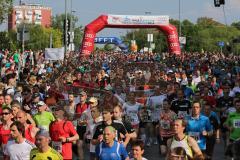 Halbmarathon Ingolstadt 2014 - Start Menschenmasse Donaubrücke