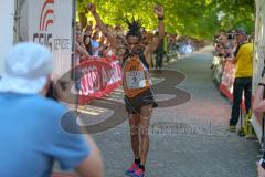 ODLO - Halbmarathon 2018 - Miguel Lenz MTV 1881 Ingolstadt #9 macht einen Salto beim Zieleinlauf - Foto: Jürgen Meyer