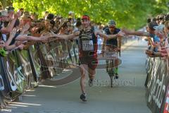 ODLO - Halbmarathon 2018 - Mathias Ewender Positiv Fitness als 2. Sieger mit einer Zeit von 1:13:19 sek - jubel - Foto: Jürgen Meyer