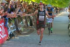 ODLO - Halbmarathon 2018 - Mathias Ewender Positiv Fitness als 2. Sieger mit einer Zeit von 1:13:19 sek - jubel - Foto: Jürgen Meyer