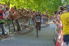 ODLO - Halbmarathon 2018 - Martin Stöhr Positiv Fitness als 1. Sieger mit einer Zeit von 1:11:39 sek - jubel - Foto: Jürgen Meyer