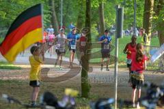 ODLO - Halbmarathon 2018 - Läufer auf der Strecke im Park - fans - Fahne - Foto: Jürgen Meyer