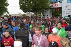 ODLO - Halbmarathon Ingolstadt 2019 - Läufer im Zielbereich - Foto: Jürgen Meyer