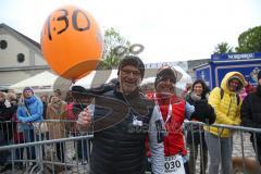 ODLO - Halbmarathon Ingolstadt 2019 - Roland Muck im Zielbereich mit einem Läufer - Foto: Jürgen Meyer