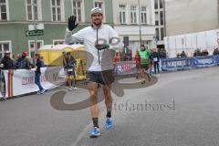 ODLO - Halbmarathon Ingolstadt 2019 - Sebastian Mahr Positiv Fitness beim warm laufen - Foto: Jürgen Meyer