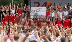 24 Stunden von Audi - Spendenlauf - Spendensumme 150.000 Euro für Sternstunden e.V. - Es wurden 150.000 Eur gespendet. links Frank Dreves
