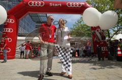 24 Stunden von Audi - Spendenlauf - Spendensumme 150.000 Euro für Sternstunden e.V. - Frank Dreves mit Moderatorin Katja Wunderlich