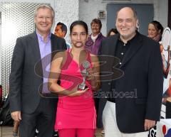 Tennis Stadtmeisterschaft U21 - Stadtmeisterin U21 Julie Schelchshorn (STC Rot-Weiss) mit Oberbürgermeister Alfred Lehman und Vereinspräsident Gerhard Vonderthann