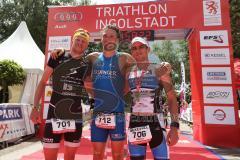 Triathlon Ingolstadt 2016 - Baggersee Ingolstadt - Zieleinlauf Emotion Cheerleader Stimmung, Siegerfoto von links Per Buttner, Nicolas Daimer und Markus Stöhr