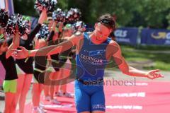 Triathlon Ingolstadt 2016 - Baggersee Ingolstadt - Zieleinlauf Emotion Cheerleader, Sieger Nicolas Daimer Olympische Distanz
