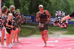 Triathlon Ingolstadt 2016 - Baggersee Ingolstadt - Zieleinlauf Emotion Cheerleader Stimmung, Olympische Distanz Ralf Schmiedeke (7. Platz)
