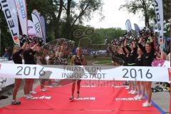 Triathlon Ingolstadt 2016 - Baggersee Ingolstadt - Zieleinlauf Emotion Cheerleader Stimmung, Olympische Distanz Siegerin Julia Viellehner