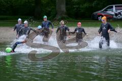Die offiziellen Wettkampfstrecke des Triathlon Ingolstadt 2016 am Baggersee wurde von ca 20 Athleten abgeschwommen - Gerhard Budy mit grüner Kappe - Gestartet wurde in 2 Gruppen - Foto: Jürgen Meyer