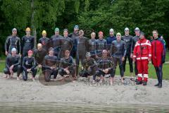 Die offiziellen Wettkampfstrecke des Triathlon Ingolstadt 2016 am Baggersee wurde von ca 20 Athleten abgeschwommen - Gerhard Budy mit grüner Kappe 5. vo rechts - Foto: Jürgen Meyer