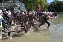 Triathlon Ingolstadt -2017  Baggersee - Olympische Disziplin - Schwimmen - Start - von links Ralf Schmiedeke, späterer Sieger Niclas Bock aus Köln
