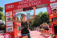 Triathlon Ingolstadt -2017  Baggersee - Zieleinlauf Mitteldistanz Nicole Bretting Emotionen